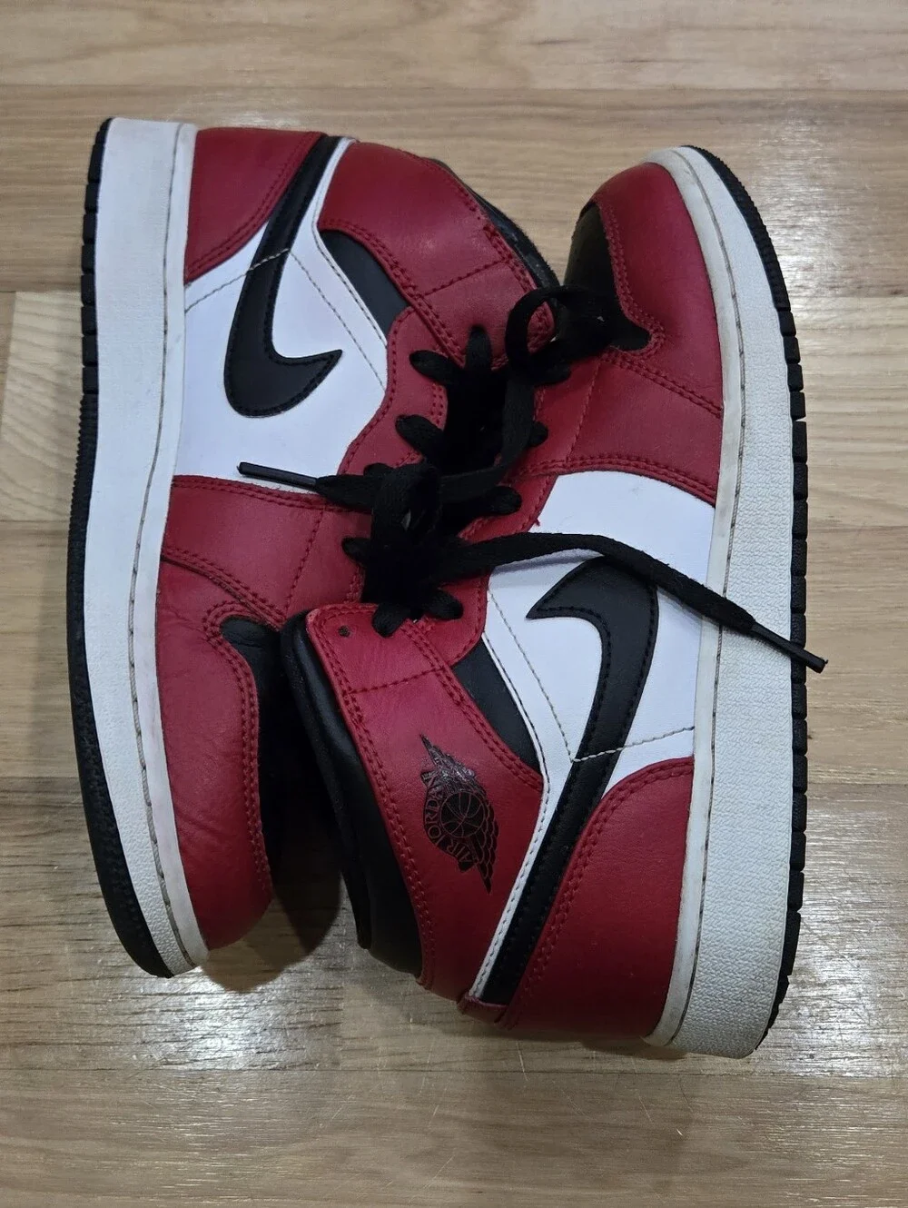Jordan 1 Mid Chicago Black Toe High-Top Sneakers US 5.5